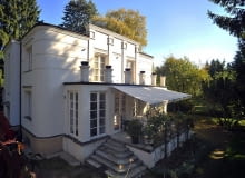 Początkowo dom miał w większej części pozostać jednokondygnacyjny - jak przed przebudową. To architekci namówili właścicielkę na rozszerzenie zakresu prac o wzniesienie piętra. Z korzyścią dla wizerunku domu dom jednorodzinny, dom zdjęcia, domy realizacje, dom tradycyjny