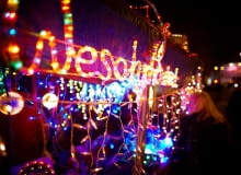 Bożonarodzeniowe lampki na ulicznym stoisku 09.12.2009 LODZ , UL ANDRZEJA , STOISKO Z LAMPKAMI CHOINKOWYMI I OZDOBAMI SWIATECZNYMI .