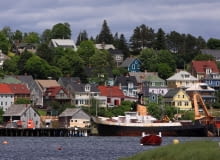 Wszelkie sprawy dotyczące morskich budowli hydrotechnicznych nie podlegają ogólnym przepisom odnośnie "zwykłych" budynków i ich usytuowania. Obowiązują tu przepisy Rozporządzenia Ministra Transportu i Gospodarki Morskiej Wszelkie sprawy dotyczące morskich budowli hydrotechnicznych nie podlegają ogólnym przepisom odnośnie "zwykłych" budynków i ich usytuowania. Obowiązują tu przepisy Rozporządzenia Ministra Transportu i Gospodarki Morskiej