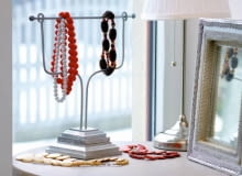 Co ma wisieć jest oczywiście ważne. Nie mniej istotne jest również - na czym. Okazuje się, że nawet tak prozaiczne drobiazgi jak wieszaki mogą być ciekawą ozdobą. Nasza stylistka wykorzystała do ich zrobienia dość nietypowe materiały. <BR />Skarbczyk - drewnianą podstawkę (tu wykorzystano tralkę - element balustrady przy schodach) malujemy na srebrny kolor. W niej osadzamy dwa wygięte aluminiowe pręty z 'pętelkami' na końcach, przez które przekładamy rurkę z przyklejonymi metalowymi koralikami. Co ma wisieć jest oczywiście ważne. Nie mniej istotne jest również - na czym. Okazuje się, że nawet tak prozaiczne drobiazgi jak wieszaki mogą być ciekawą ozdobą. Nasza stylistka wykorzystała do ich zrobienia dość nietypowe materiały. <BR />Skarbczyk - drewnianą podstawkę (tu wykorzystano tralkę - element balustrady przy schodach) malujemy na srebrny kolor. W niej osadzamy dwa wygięte aluminiowe pręty z 'pętelkami' na końcach, przez które przekładamy rurkę z przyklejonymi metalowymi koralikami.