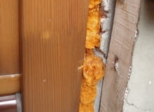 Wykruszająca się pianka wokół okna Wykruszająca się pianka wokół okna