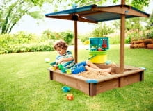 Piaskownica z daszkiem. Impregnowane drewno świerkowe. Opuszczany daszek stanowi ochronę przed zabrudzeniem, słońcem i deszczem. Składana ławeczka z przegródką na zabawki. 4 stopki z tworzywa sztucznego do ochrony przed próchnieniem. Z materiałami i instrukcją montażu. Cena 399 zł