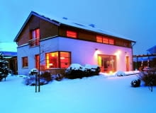 Nowoczesna a zarazem stylowa bryła tego domu nic nie straciła ze swego uroku - choć od budowy minęło już 10 lat zimowy dom, dom jednorodzinny, dom z poddaszem, tynk, drewniana elewacja