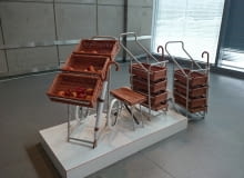 Gdynia Design Days 2015. Wystawa główna - "Sieci". Nano-Handel to cały system stworzony po to, aby "ucywilizować" handel uliczny. Proste, eleganckie "mikrostoiska" wypożyczane byłyby sprzedawcom za drobną opłatą. Powstałaby również specjalna mapa stoisk. Gdynia Design Days 2015, Gdynia, festiwal designu, polski design, polskie wzornictwo