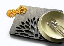 <B>Ten znany od dawna materiał jest ostatnim krzykiem wnętrzarskiej mody. Robi się z niego nie tylko obicia mebli, ale także naczynia dekoracyjne i różne ozdoby. Ich na ogół wyrafinowana forma kontrastuje ze zgrzebnością tworzywa. I o to właśnie chodzi!</B> <BR >AKCESORIA. Podkładki, filc wełniany, 60 zł/szt., modna.pl