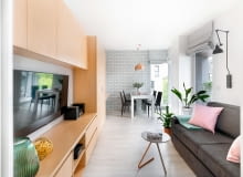 W małym mieszkaniu, w którym brakuje dodatkowej sypialni, najczęściej miejsce do spania trzeba zorganizować w salonie. I zazwyczaj służy do tego rozkładana kanapa, na której na co dzień wypoczywamy, oglądamy telewizję czy przyjmujemy gości. Warto zastanowić się wtedy czy w mieszkaniu można zaaranżować miejsce na łóżko chowane w szafie. To bardzo praktyczne rozwiązanie. Aranżacja małego salonu