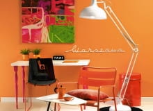 <B>Gdy tylko pojawi się barwa pomarańczowa, od razu zmienia się klimat wnętrza. Nawet w pochmurny dzień można odnieść wrażenie, że zalewa je południowe słońce.</B> <BR />MEBLE: biurko - 399,99 zł, fotel - 199,99 zł, IKEA; stolik - 895 zł, krzesło - 649 zł, BoConcept; POZOSTAŁE: lampa - 1565 zł, słuchawki - 189 zł, wieszak (Warszawa) - 350 zł, kosz - 364 zł, Red Onion; dywan - 529 zł, dywanik -(czarny) - 69 zł, Komfort; obraz - 99,99 zł, doniczki - 2,99 zł/szt., sztuczne kwiaty - 14,99 zł/szt., walizka - 79,99 zł, IKEA; skarbonka (taxi) - 39 zł, 9Design; poduszka - 29 zł, home&you; kafetiera - 82 zł, filiżanka - 40 zł/ze spodkiem, Tea & Tea; NA ŚCIANIE: Farba z mieszalnika Fusion Matt - 45 zł/l Dulux. 16.05.2013 , KOLOR WZOR , STYLIZACJA JOANNA PLACHECKA , CZTERY KATY FOT. AGATA JAKUBOWSKA / AGENCJA GAZETA SLOWA KLUCZOWE: WNETRZA