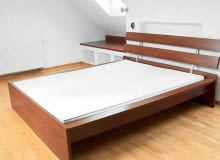 Metamorfoza. Sypialnia. Łóżko. Półki w zabudowie. Wnętrze.