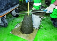 Konsystencję mieszanki warto sprawdzić na budowie (tu metoda stożka opadowego) betonowanie