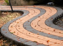 Na barwnych nawierzchniach brukowych oszczędnie używajmy preaparatów do odladzania, bo zmieniają kolor bruku.