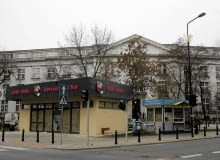 Skwerek przy ul. Noakowskiego oszpeciła buda z różowym szyldem. W tle neoklasycystyczny gmach kreślarni Politechniki Warszawskiej z lat 20. XX w. 15.11.2013 Warszawa , Skwer 3 Batalionu Pancernego AK Golski . Budka " Bar Minh ". fot . Przemek Wierzchowski / Agencja Gazeta SLOWA KLUCZOWE: Skwer budowla politechnika pawilon buda gastronomia /FR/