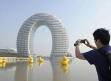 Na zdjęciu hotel i pływające po jeziorze wielkie gumowe kaczki autorstwa holenderskiego artysty Florentijna Hofmana, znanego z widowiskowych działań w przestrzeni publicznej. Hotel w chińskim mieście Huzhou