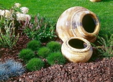 Ściółkowanie rabat RABATA BYLINOWA CERAMIKA AMFORA POJEMNIK KOSTRZEWA BYLINARDEST POLYGONUM HORTENSJA BUKIETOWA HYDRANGEA KARA SCIOLKA SCIOLKOWANIE MULCZOWANIE dekoracja OZDOBY FOT. PAWEL SLOMCZYNSKI / AGENCJA GAZETA SLAJD MALY PUBLIKACJA KWIETNIK NR 10 (118) - 10.2004