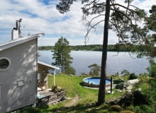 Drewniany dom na wyspie - 117 m kw. Dom i okolica dom na wyspie, dom nad morzem, drewniany dom nad morzem, wakacyjny dom, dom na lato, skandynawski styl