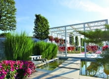 Zwiedzający mogą wypocząć w przewiewnej altanie nad wodą.