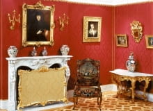 Fragment stylowej aranżacji wnętrza; parkiet taflowy o wzorze pałacowym ograniczony prostym fryzem z 'żyłką', dobrze widocznym zwłaszcza przy kominku; cokół ściany z płytek marmurowych nawiązujących do obudowy kominka. WNETRZE PARKIET PODLOGA FOT. WLODZIMIERZ OKONSKI PUBLIKACJA LADNY DOM NR 4 (66) - 4.2004