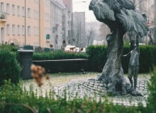 Fontanna "Chłopiec pod wierzbą" na Rynku Wildeckim w Poznaniu Fontanna "Chłopiec pod wierzbą" na Rynku Wildeckim w Poznaniu