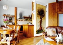 Mieszkanie. Większość mebli (między innymi sosnowy stół) oraz lampa nad stołem i kinkiet zostały zrobione na zamówienie. Dębowe krzesła gospodyni wypatrzyła w komisie i sama zmieniła im obicia, wykorzystując do tego stare zasłony. UWAGA ! PONOWNA PUBLIKACJA WYLACZNIE ZA ZGODA WLASCICIELI