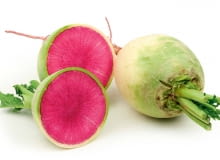 Rzodkiew Redhart (Raphanus sativus) wywodzi się z Chin. Odmiana 'Mantanghong' tworzy zgrubienia wielkości piłki tenisowej. Czerwony miąższ jest chrupiący i ma lekko orzechowy smak, a zewnętrzna biała część jest ostrzejsza.