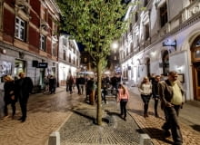 Pierwszy łódzki 'woonerf' czyli podwórzec miejski będący strefą o ograniczonym ruchu kołowym został utworzony na ul.6 Sierpnia. Pierwszy łódzki 'woonerf' czyli podwórzec miejski będący strefą o ograniczonym ruchu kołowym został utworzony na ul.6 Sierpnia.