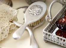 05.12.2008 WARSZAWA SESJA CYNA NZ PRZEDMIOTY LUSTERKO I SZCZOTKA DO WLOSOW STYLIZACJA JOANNA PLACHECKA DLA CZASOPISMA CZTERY KATY FOT. ARKADIUSZ SCICHOCKI / AGENCJA GAZETA PUBLIKACJA CZTERY KATY NR 3 (209) - 3 2009