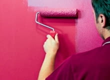 Farbę w ciemnym kolorze trzeba nałożyć w dwóch lub trzech warstwach; tylko wtedy uda się uzyskać pożądany kolor farba do wnętrz, malowanie ścian