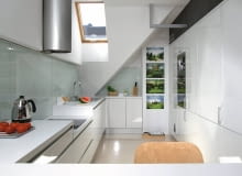 Kuchnię oświetlają świetlówki ukryte pod płytą gipsowo-kartonową oraz lampa LED w kształcie kątownika. Jedyną dekoracją są zdjęcia podwodnej flory - to pasja pana domu, który zajmuje się projektowaniem akwariów. kuchnia, wystrój wnętrz, meble kuchenne, aranżacje wnętrz