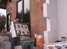 Czerwiec to środek sezonu budowalnego; jeśli budowa posuwa się szybko, można wykańczac elewację domu