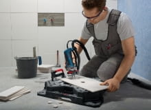 Łazienkę czasem warto dostosować do płytek, na przykład rozmieszczając odpowiednio podejścia wodne. układanie płytek