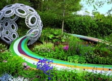 Ogród wyróżnia się rozmaitością kwitnących roślin. Wzrok przykuwają mocne elementy małej architektury:wielka aluminiowa kula oraz ścieżka o stalowej konstrukcji pomalowana w barwne pasy. Ogród wyróżnia się rozmaitością kwitnących roślin. Wzrok przykuwają mocne elementy małej architektury:wielka aluminiowa kula oraz ścieżka o stalowej konstrukcji pomalowana w barwne pasy.