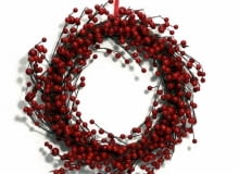 <b> ŚWIĄTECZNE STROIKI. W świątecznym domu nie powinno zabraknąc stroików, łańcuchów i girland. Najbardziej cieszą te zrobione samodzielnie - z gałązek, szyszek, owoców albo ze sztucznych ozdób. Zawsze też można kupić stroik w sklepie. </b> <BR /> Wianek na drzwi, śr. 46 cm, 92 zł, Marks & Spencer <b> ŚWIĄTECZNE STROIKI. W świątecznym domu nie powinno zabraknąc stroików, łańcuchów i girland. Najbardziej cieszą te zrobione samodzielnie - z gałązek, szyszek, owoców albo ze sztucznych ozdób. Zawsze też można kupić stroik w sklepie. </b> <BR /> Wianek na drzwi, śr. 46 cm, 92 zł, Marks & Spencer