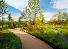 Obraz MINISADU urządzonego na dachu Polskiego Pawilonu jest powielany przez otaczające go metalowe zwierciadła.