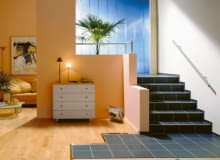 Styki posadzek wykonanych z różnych materiałów to miejsca trudne, ale dzięki specjalnym listwom są należycie chronione i dobrze wyglądają. DO JEDNORAZOWEJ PUBLIKACJI