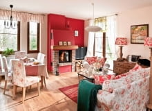 <B>Zgoda: salon, w którym przyjmujemy gości, musi wyglądać reprezentacyjnie. Ale to wcale nie znaczy, że ma być sztywny i oficjalny! Proszę tylko popatrzeć na prezentowane przez nas wnętrza. One dobitnie udowadniają, że elegancja może iść w parze z miłym, domowym klimatem.</B> <BR />MIEJSCE NA RELAKS. Łącząc naturalne materiały z ciepłymi barwami i meblami o ponadczasowych formach, stworzono apetyczny wystrój, który nie znudzi się zbyt szybko. Nutki słodyczy dodały mu tkaniny w kwiatowe wzory. Gdy kiedyś zostaną wymienione, smak tej mieszanki może być już całkiem inny. <BR />Kąt z kominkiem to bardzo ważne miejsce w tym salonie. Jego rangę podkreśla ściana pomalowana na złamany odcień czerwieni, do której konsekwentnie dobrano odcienie wzorów na poduszkach, abażurach lamp oraz pokrowcach przykrywających krzesła i kanapę. Mocne działanie tej barwy tonują duże płaszczyzny kremowej bieli (ściany) oraz jasnego brązu (drewniana podłoga i meble). <B>Zgoda: salon, w którym przyjmujemy gości, musi wyglądać reprezentacyjnie. Ale to wcale nie znaczy, że ma być sztywny i oficjalny! Proszę tylko popatrzeć na prezentowane przez nas wnętrza. One dobitnie udowadniają, że elegancja może iść w parze z miłym, domowym klimatem.</B> <BR />MIEJSCE NA RELAKS. Łącząc naturalne materiały z ciepłymi barwami i meblami o ponadczasowych formach, stworzono apetyczny wystrój, który nie znudzi się zbyt szybko. Nutki słodyczy dodały mu tkaniny w kwiatowe wzory. Gdy kiedyś zostaną wymienione, smak tej mieszanki może być już całkiem inny. <BR />Kąt z kominkiem to bardzo ważne miejsce w tym salonie. Jego rangę podkreśla ściana pomalowana na złamany odcień czerwieni, do której konsekwentnie dobrano odcienie wzorów na poduszkach, abażurach lamp oraz pokrowcach przykrywających krzesła i kanapę. Mocne działanie tej barwy tonują duże płaszczyzny kremowej bieli (ściany) oraz jasnego brązu (drewniana podłoga i meble).