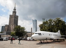 12.07.2017 Warszawa , Plac Defilad . Tajemniczy samolot przy wejsciu do Metra Swietokrzyska na Placu Defilad . Fot. Dawid Zuchowicz / Agencja Gazeta SLOWA KLUCZOWE: palac kultury i nauki plac defilad samolot