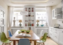 W tej kuchni grzejniki umieszczono pod parapetami i przysłonięto osłonami. ogrzewanie kuchni, grzejniki, aranżacja kuchni