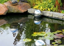 FIAP premiumdesign DecoBall/AQUAFLORA. Kule ze stali nierdzewnej, unoszą się na wodzie. Cena: od 112 zł, www.aquaflora.pl