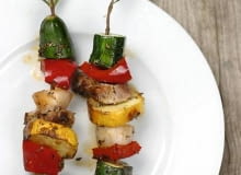 Szaszłyki na rozmarynie - uczta dla wszystkich zmysłów i inspiracja dla najbardziej wymagających smakoszy 29.03.2005 WARSZAWA , SESJA JEDZENIE , DO PRZEPISU AGNIESZKA KREGLICKA , NA ZDJECIU SZASZLYK , NADZIEWANY NA ROZMARYNIE , ROZMARYN STYLIZACJA JOANNA SZACHOWSKA FOT. ARKADIUSZ SCICHOCKI / AGENCJA GAZETA