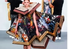 Suknia obraz . Czyli oryginalny pomysł duetu modowego Victor & Rolf. Kolekcja haute couture 2015/2016/East News. Suknia obraz . Czyli oryginalny pomysł duetu modowego Victor & Rolf. Kolekcja haute couture 2015/2016/East News.