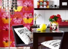 Marilyn Monroe, Elvis Presley, Myszka Miki, a także banknoty dolarowe, pudełko płatków kukurydzianych, butelka coca-coli, puszka zupy pomidorowej. 31.07.2008 WARSZAWA SESJA KOLOR WZOR NZ POKOJ DZIENNY - DEKORACJE , MOTYWY W STYLU POP'ART STYLIZACJA JOANNA PLACHECKA DLA CZASOPISMA CZTERY KATY FOT. ARKADIUSZ SCICHOCKI / AGENCJA GAZETA PUBLIKACJA CZTERY KATY NR 11 (205) - 11 2008