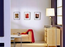 <B>Najzwyklejsze obrazki albo pamiątkowe zdjęcia mogą być ozdobą równie efektowną jak prawdziwe dzieło sztuki. Trzeba je tylko ładnie oprawić i odpowiednio wyeksponować. Gwóźdź na środku ściany nie jest jedynym rozwiązaniem.</B> <BR /><B>Na żyłkach.</B> System składający się z montowanej do ściany szyny z żyłkami ułatwia wieszanie ram na pożądanej wysokości. Długość i rozstaw żyłek są regulowane. Każda żyłka jest zakończona haczykiem, można więc zmieniać miesce zawieszenia obrazków, nie wiercąc coraz to nowych dziur. DO JEDNORAZOWEJ PUBLIKACJI WNETRZE , OBRAZKI POWIESZONE NA ZYLKACH PRZYCZEPIONYCH DO SZYNY FOT. STUDIO EXPERIENCE PUBLIKACJA CZTERY KATY NR 1 (148) - 1.2004 SLOWA KLUCZOWE: WNETRZA MEBLE ARCHITEKTURA ZDJĘCIE DO WKŁADKI: PUBLIKACJA CZTERY KATY NR 1 (148) - CZASOPISMA