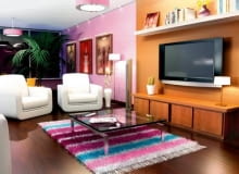 W tym pokoju zadbano o zróżnicowane oświetlenie - w zależności od potrzeby można włączyć lampy wiszące lub stojące, halogeny albo świetlówki. W tym pokoju zadbano o zróżnicowane oświetlenie - w zależności od potrzeby można włączyć lampy wiszące lub stojące, halogeny albo świetlówki.