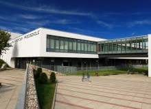 Mali mieszkańcy Katowic zyskali atrakcyjną przestrzeń do nauki. Na Osiedlu Bażantów powstało nowoczesne przedszkole, gimnazjum i sportowa hala. Za projekt odpowiada biuro projektowe MAŁECCY. Hala Sportowa, Przedszkole i Gimnazjum z Katowic autorstwa biura projektowego MAŁECCY