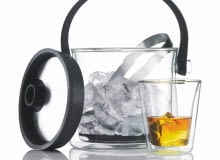 <B>Jak jubileusz, to i bankiet. A na nim życzenia, toasty i mnóstwo życzliwych gości, których trzeba podjąć dobrymi trunkami i smakowitymi przekąskami. Zapraszamy Państwa na małe jubileuszowe co nieco.</B> <BR >AKCESORIA. Pojemnik na lód, szkło, stal i tworzywo sztuczne, 206 zł, Portform