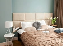 <B>Architektka i projektantka wnętrz Małgorzata Muc rozwiązuje problemy, z którymi zetknęli się czytelnicy podczas aranżacji wnętrz. <BR />Co za głową? Mam proste łóżko - zwykła drewniana rama, na niej materac. Marzy mi się miękki zagłówek o ciekawej formie. Kupić go, uszyć?</B> <BR />Zagłówek można kupić, ale wtedy nie mamy pewności, czy będzie idealnie pasował do ramy łóżka i do wystroju wnętrza. Dlatego najlepszym rozwiązaniem jest zamówienie miękkiego zagłówka u tapicera (przy okazji tą samą tkaniną warto obić całą ramę łóżka i zamówić także pokrowiec na fotel). Zwolennicy opcji zrób to sam mogą zamocować na ścianie np. filcowe koła albo poduszki z gąbki tapicerskiej w poszewkach (więcej propozycji na stronie: czterykaty.pl). Zachęcam do tego, bo zagłówki są naprawdę praktyczne - zapewniają miękkie oparcie głowie i plecom, chronią też ścianę przed zabrudzeniem. <B>Architektka i projektantka wnętrz Małgorzata Muc rozwiązuje problemy, z którymi zetknęli się czytelnicy podczas aranżacji wnętrz. <BR />Co za głową? Mam proste łóżko - zwykła drewniana rama, na niej materac. Marzy mi się miękki zagłówek o ciekawej formie. Kupić go, uszyć?</B> <BR />Zagłówek można kupić, ale wtedy nie mamy pewności, czy będzie idealnie pasował do ramy łóżka i do wystroju wnętrza. Dlatego najlepszym rozwiązaniem jest zamówienie miękkiego zagłówka u tapicera (przy okazji tą samą tkaniną warto obić całą ramę łóżka i zamówić także pokrowiec na fotel). Zwolennicy opcji zrób to sam mogą zamocować na ścianie np. filcowe koła albo poduszki z gąbki tapicerskiej w poszewkach (więcej propozycji na stronie: czterykaty.pl). Zachęcam do tego, bo zagłówki są naprawdę praktyczne - zapewniają miękkie oparcie głowie i plecom, chronią też ścianę przed zabrudzeniem.