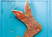 <b> CZARODZIEJSKA SKARPETA. Nie wyrzucajmy starych swetrów, resztek tkanin i pasmanteryjnych ozdób - możemy z nich wyczarować zjawiskowe skarpety na prezenty. A potem zawieśmy je np. na klamce i poprośmy Św. Mikołaja, by w nocy wypełniły się kolorowymi paczuszkami. </b> <BR /> Bucik błazna Króla Jegomości. Szyjemy go z kawałka ozdobnej tkaniny. Dzwoneczek przyczepiony do wywiniętego czubka - wskazany. Może zadzwoni, gdy św. Mikołaj będzie wkładał paczuszkę... SWIETA BOZE NARODZENIE MIEJSCE NA PREZENTY