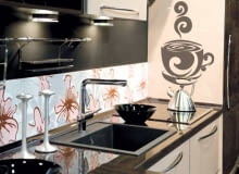 <B>Podobno pogodnie nastawiony do życia kucharz może zdziałać cuda. A w kuchni ozdobionej zabawnymi naklejkami trudno być nie w humorze. Zobaczcie nasze propozycje. I co, od razu lepszy nastrój?</B> <BR />NALEJKA. Kawa, 34 x 50 cm, 66 zł, dekornik.pl