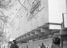 Przed laty był nowoczesną dumą stolicy. Teraz jego dni są już policzone - wkrótce na jego miejscu stanie dziewięciopiętrowy biurowiec, decyzja o wyburzeniu już zapadła Dom handlowy Sezam w Warszawie