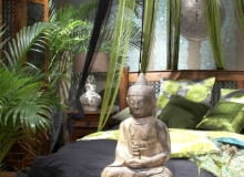 Zadziwiające, jak łatwo przedmioty ozdobione motywem liści wpisują się w wystrój wnętrz zupełnie odmiennych stylowo. Tak samo ładnie wyglądają i w klasycznie zaaranżowanym salonie, i w kolonialnej sypialni czy awangardowym pokoju młodzieżowym. WNETRZA SYPIALNIA DEKORACJE MOTYWY ROSLINNE POSAZEK BUDDY