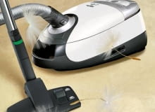 URZĄDZENIA. Odkurzacz S5 Medicair, z certyfikatem HEPA na całe urządzenie i czujnikiem Allergotec wskazującym stopień oczyszczenia powierzchni (kolor zielony - czysta, czerwony - bardzo brudna); moc 2200 W, 1399 zł, Miele